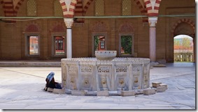 1094 eine Frau beim Füsse waschen für die anschliessende Andacht in der Moschee (1024x575)