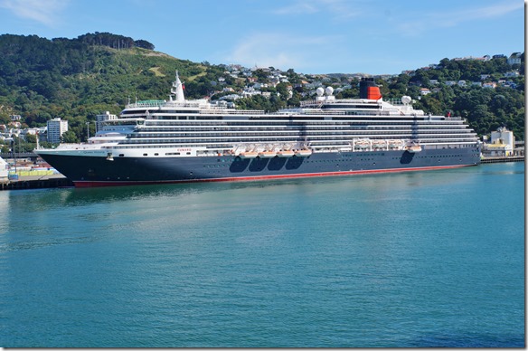 2516 nach einer ruhigen Überfahrt nach Wellington kommen wir neben der Queen Viktoria, ein Riesenkreuzfahrtschiff zu liegen